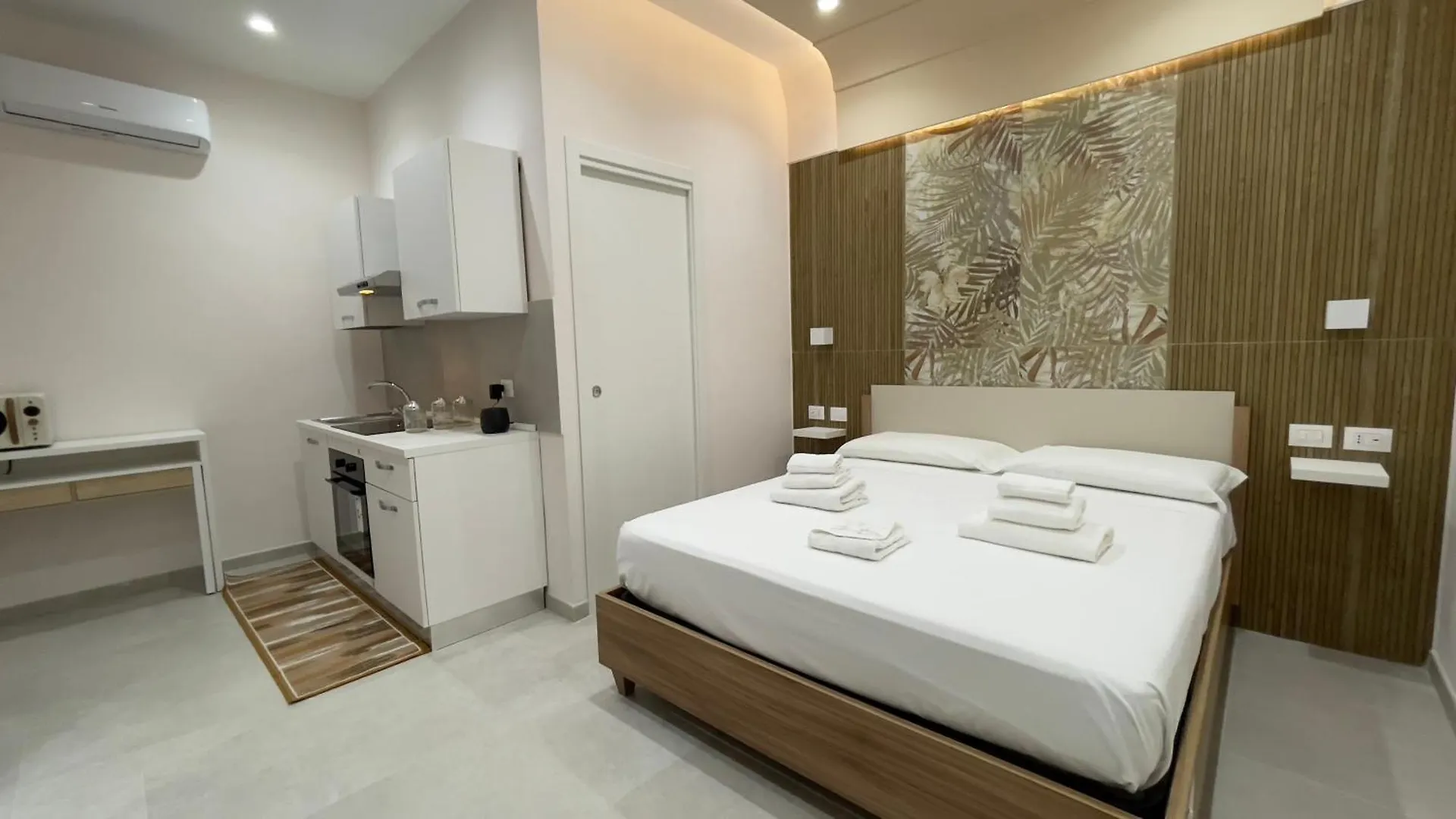 The Golden Palm - Tropical Breath In The Centre Of Bari Apartment