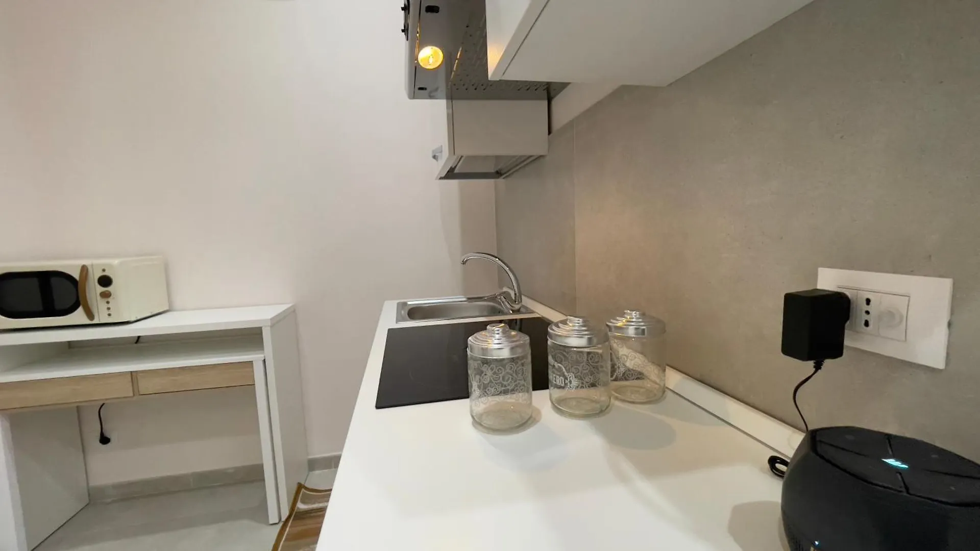 The Golden Palm - Tropical Breath In The Centre Of Bari Apartment Italy