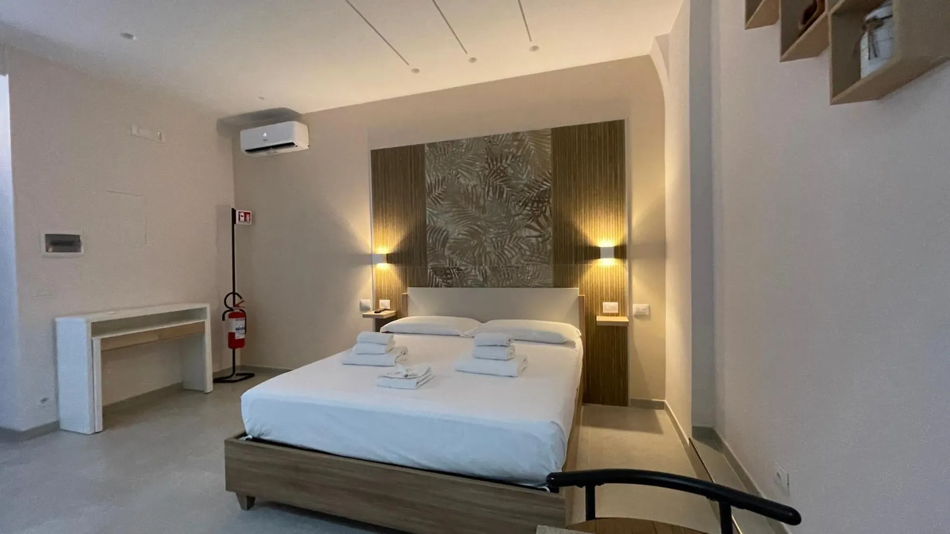 The Golden Palm - Tropical Breath In The Centre Of Bari Apartment
