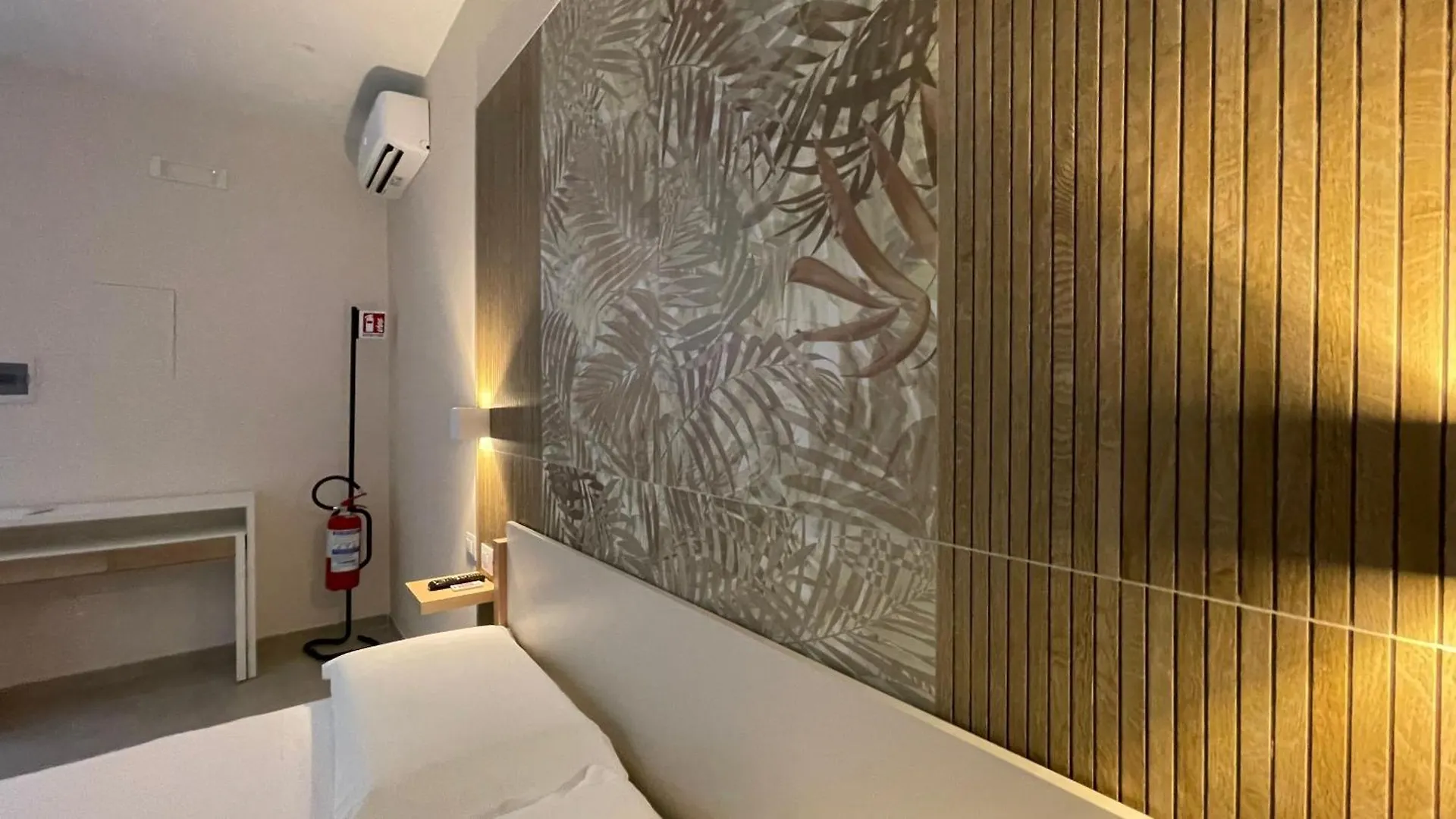The Golden Palm - Tropical Breath In The Centre Of Bari Apartment