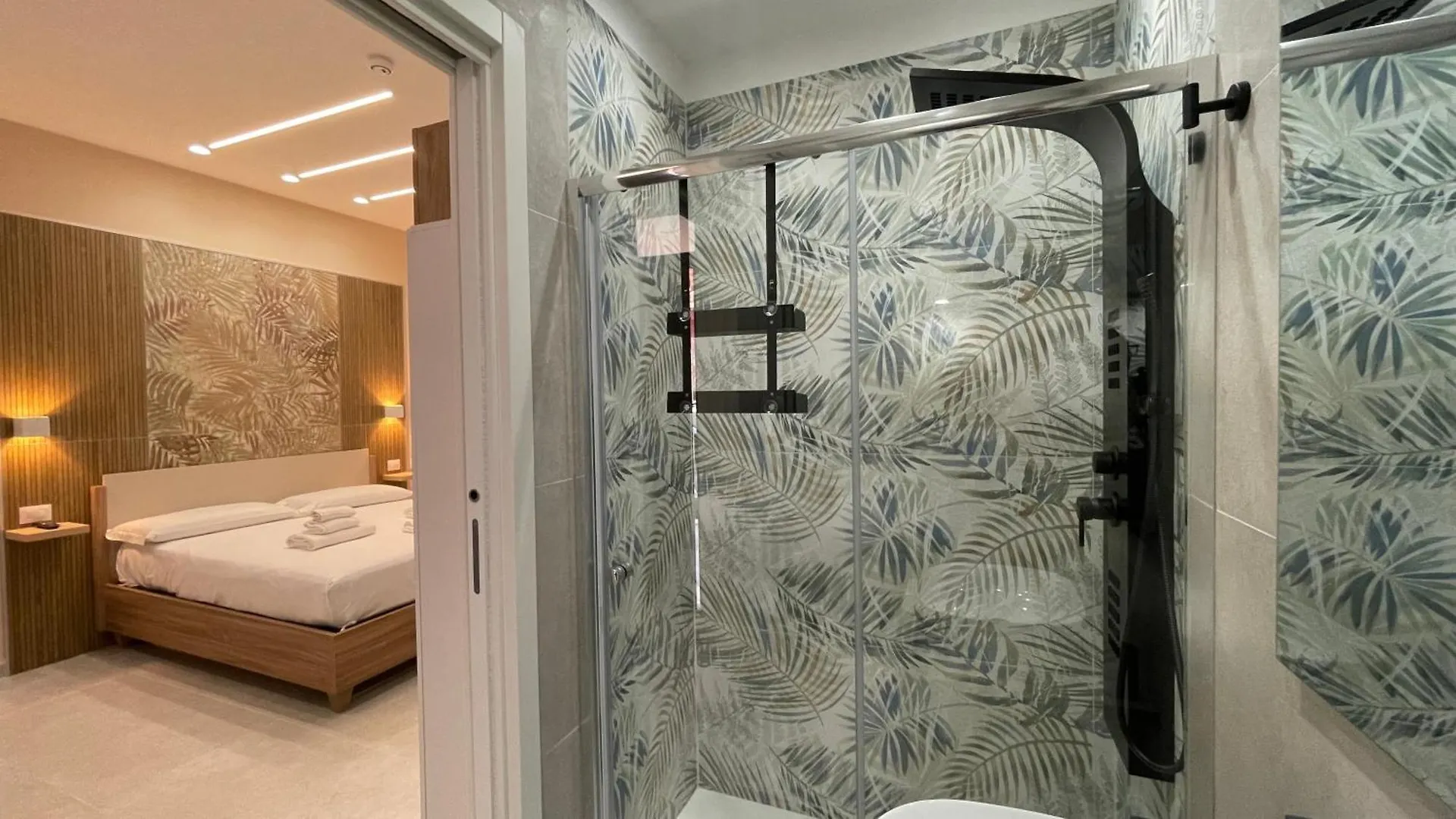 The Golden Palm - Tropical Breath In The Centre Of Bari Apartment Italy