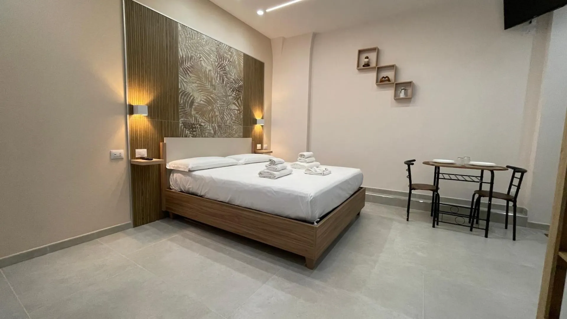 The Golden Palm - Tropical Breath In The Centre Of Bari Apartment
